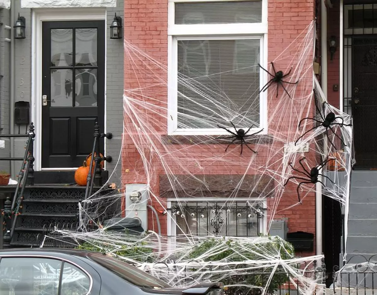 Web lori Halloween ṣe funrararẹ lati okun waya ati lati awọn tẹle