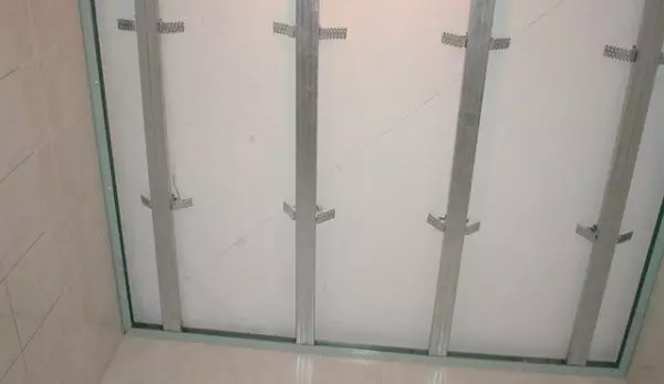 Hiasan siling di panel dapur dari plastik - cepat dan cekap