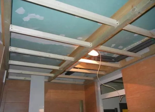 A decoração do teto nos painéis de cozinha de plástico - de forma rápida e eficiente