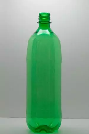 Handfläche von Plastikflaschen mit ihren eigenen Händen styardly mit Fotos und Video