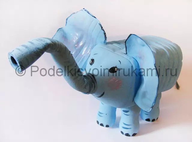 Elefant der Plastikflasche mit ihren eigenen Händen mit Fotos und Video