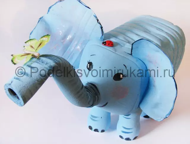 Elefant der Plastikflasche mit ihren eigenen Händen mit Fotos und Video