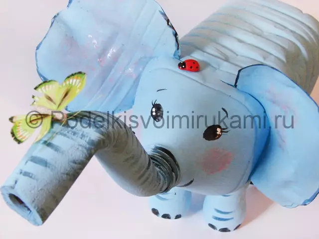 Olifant van plastic fles met hun eigen handen met foto's en video