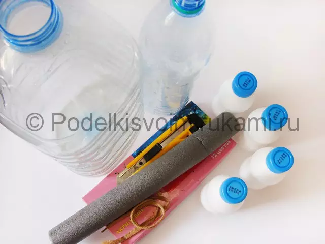 Plastmasas pudeles zilonis ar savām rokām ar fotogrāfijām un video