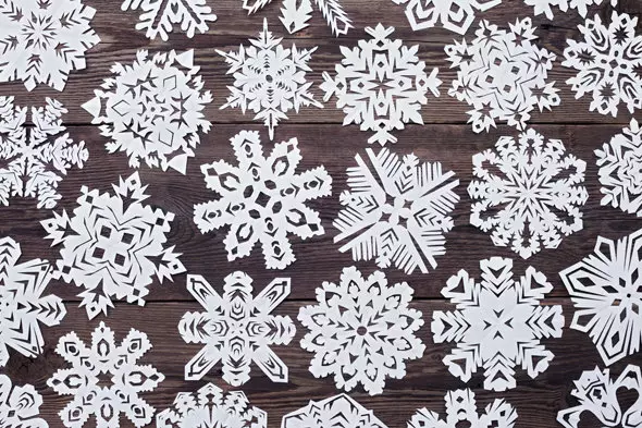 برف ریزه با دستان خود را برای سال جدید از دستمال سفره و فویل