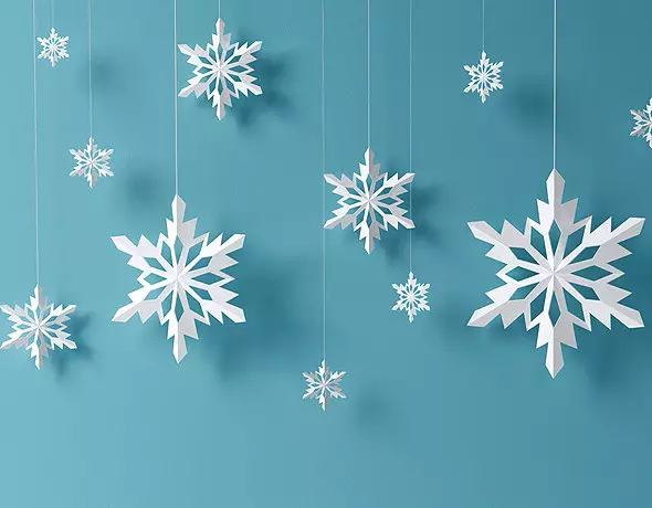 Snowflake kun ŝiaj manoj por la nova jaro de la buŝtukoj kaj tavoleto