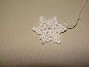 Snowflake kun ŝiaj manoj por la nova jaro de la buŝtukoj kaj tavoleto