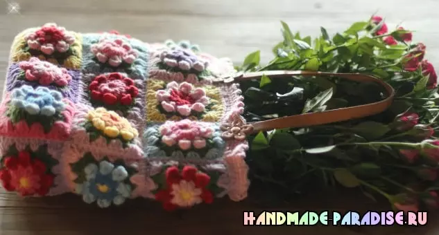 மலர் Motif Crochet பையில்