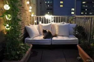 Jenis sofa untuk balkoni dan loggia
