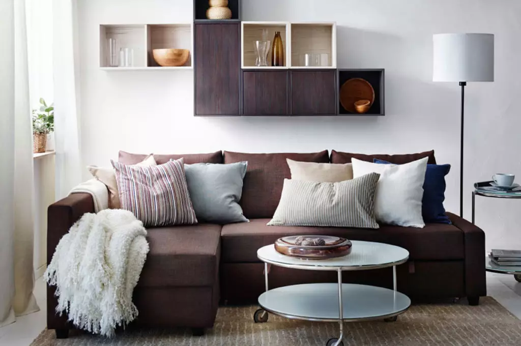 Sofa atau tempat tidur: Apa yang harus dipilih untuk apartemen kecil?