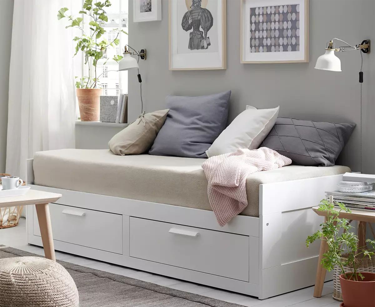 Sofa atau tempat tidur: Apa yang harus dipilih untuk apartemen kecil?