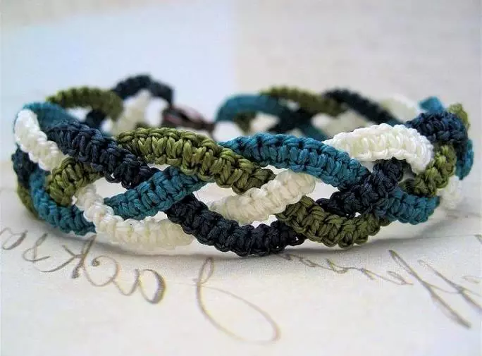 I-Bracelets macrame yabaqalayo: Ukuxhobisa izikimu ezinemihlambi yenze ngokwakho