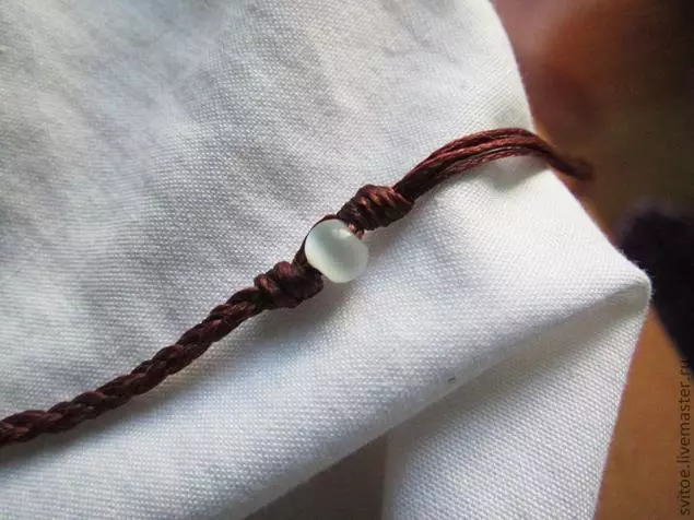 I-Bracelets macrame yabaqalayo: Ukuxhobisa izikimu ezinemihlambi yenze ngokwakho