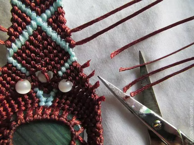 Нараквици Macrame за почетници: ткаење шеми со монистра го прават тоа сами