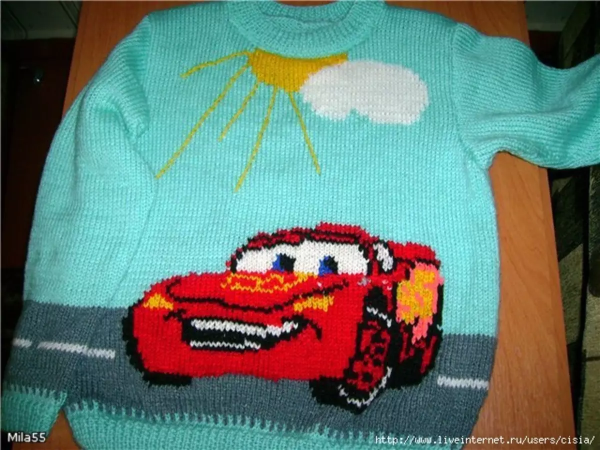 Вязаные свитера для мальчиков с машинками