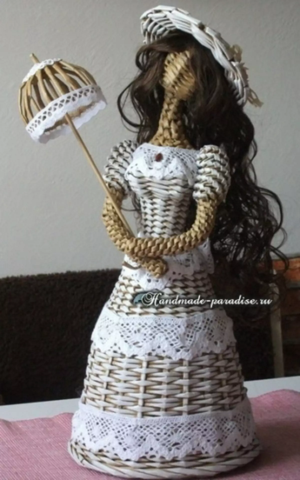Плетіння ляльки з газетних трубочок