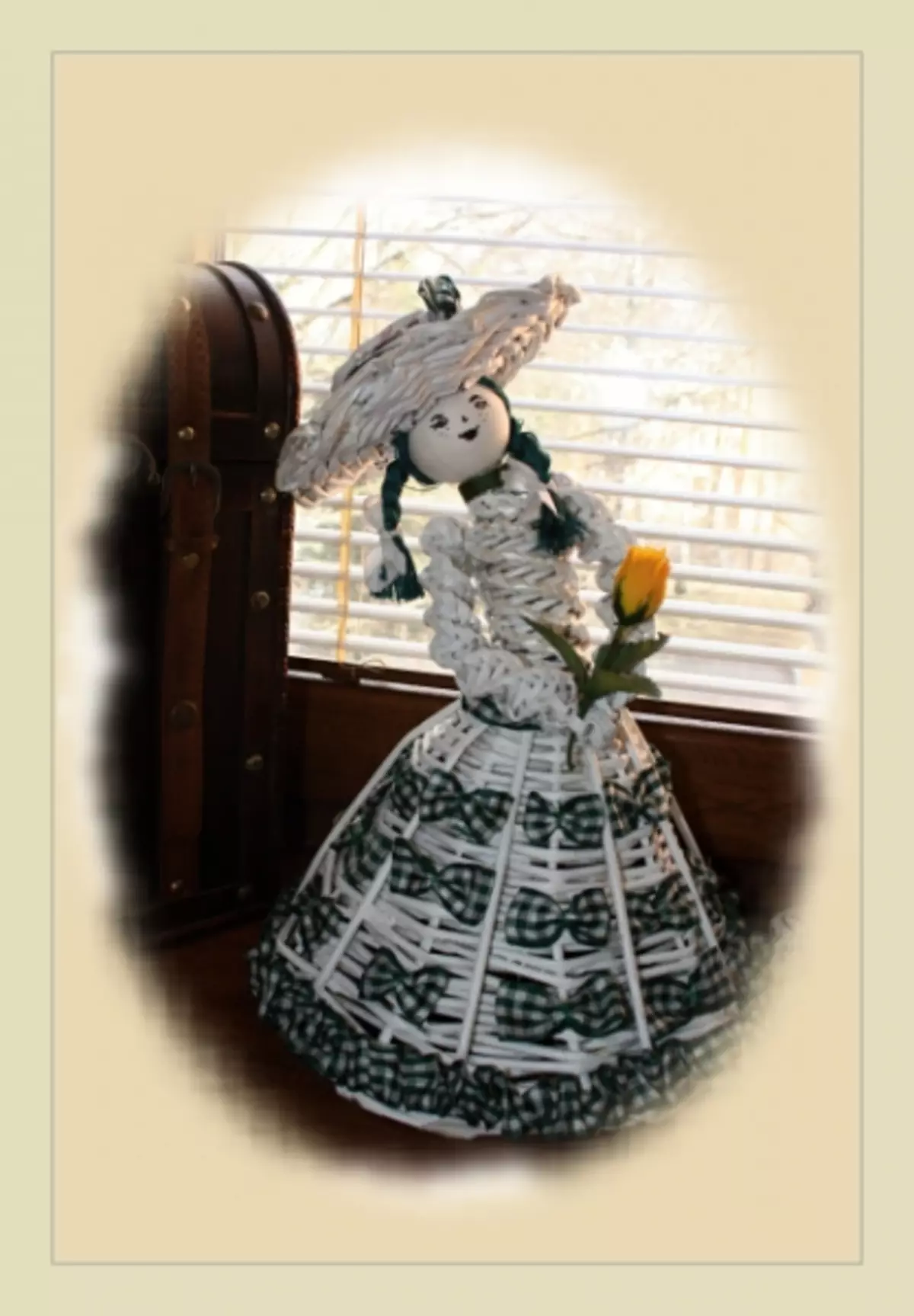Плетіння ляльки з газетних трубочок