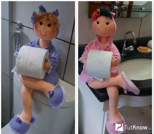娃娃持有人衛生紙與自己的手從泡沫浪蘭
