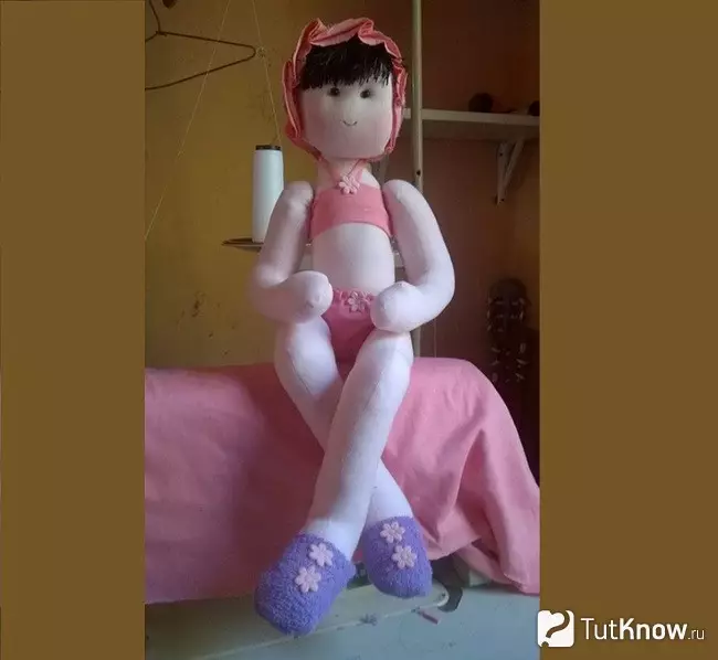 娃娃持有人衛生紙與自己的手從泡沫浪蘭