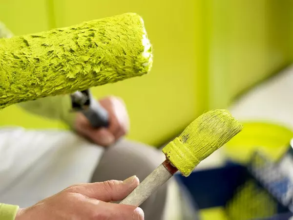 Cara nglukis tembok: panggunaan roller lan sikat