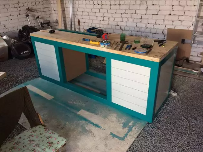 Mahusay na garahe na gawang bahay. Cool homemade workbench.