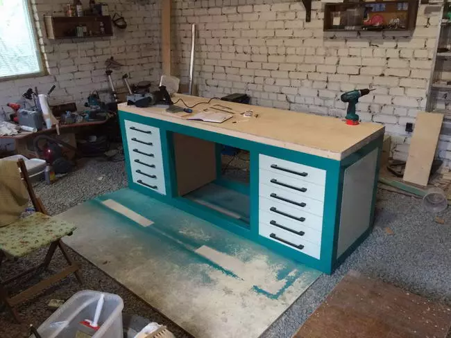 Excellent garaj endijèn. Fre homemade workbench