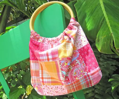 Vasaros maišelis su rankomis su apvaliais bambuko rankenomis