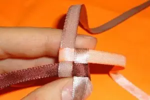 Ribbon weaving los ntawm ribbons: cov txheej txheem nrog cov duab thiab cov ntawv qhia video