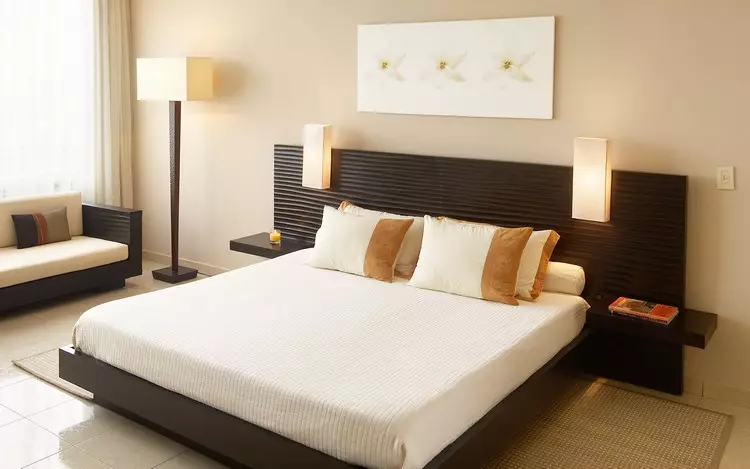 बेडरूम में फर्नीचर कैसे डालें: बिस्तर के नीचे तैयार बिस्तरों के साथ उदाहरण, अलमारी और ड्रेसिंग टेबल (36 तस्वीरें)