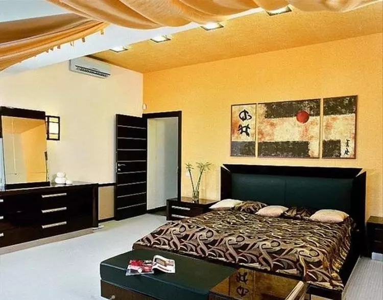 Hoe meubels in de slaapkamer plaatsen: voorbeelden interieur met afgewerkte bedden onder bed, kledingkast en kaptafel (36 foto's)
