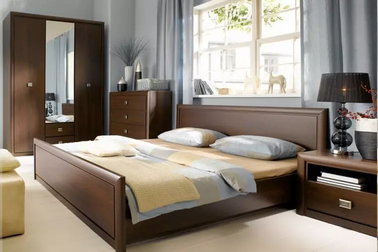 Hoe om meubels in die slaapkamer te sit: Voorbeelde Binne met voltooide beddens onder Bed, Klerekas en Dressing Table (36 foto's)