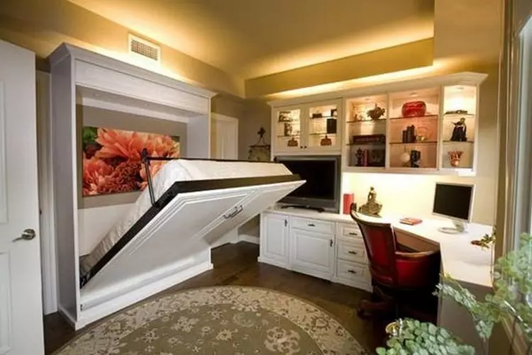 كيفية وضع الأثاث في غرفة النوم: أمثلة داخلية مع أسرة تشطيب تحت السرير وطاولة خزانة الملابس وخلطها (36 صورة)