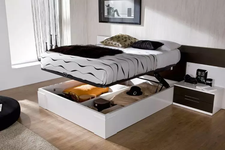 बेडरूम में फर्नीचर कैसे डालें: बिस्तर के नीचे तैयार बिस्तरों के साथ उदाहरण, अलमारी और ड्रेसिंग टेबल (36 तस्वीरें)