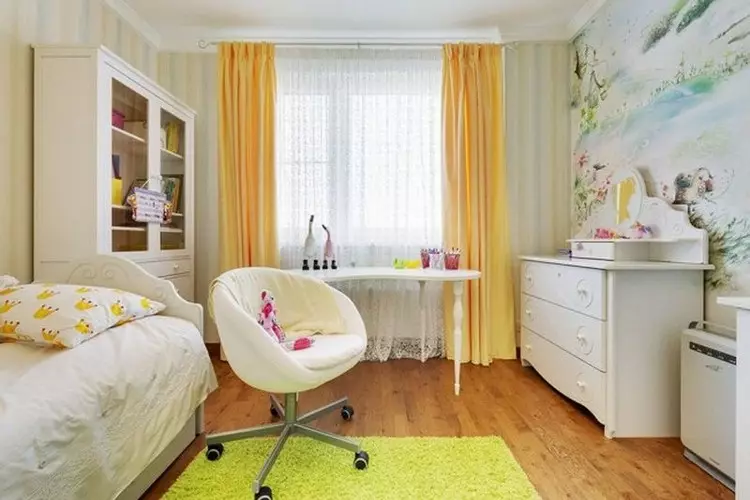 Yatak odasında mobilya nasıl yerleştirilir: Yatakta bitmiş yataklar, gardırop ve giyinme masası (36 fotoğraf)