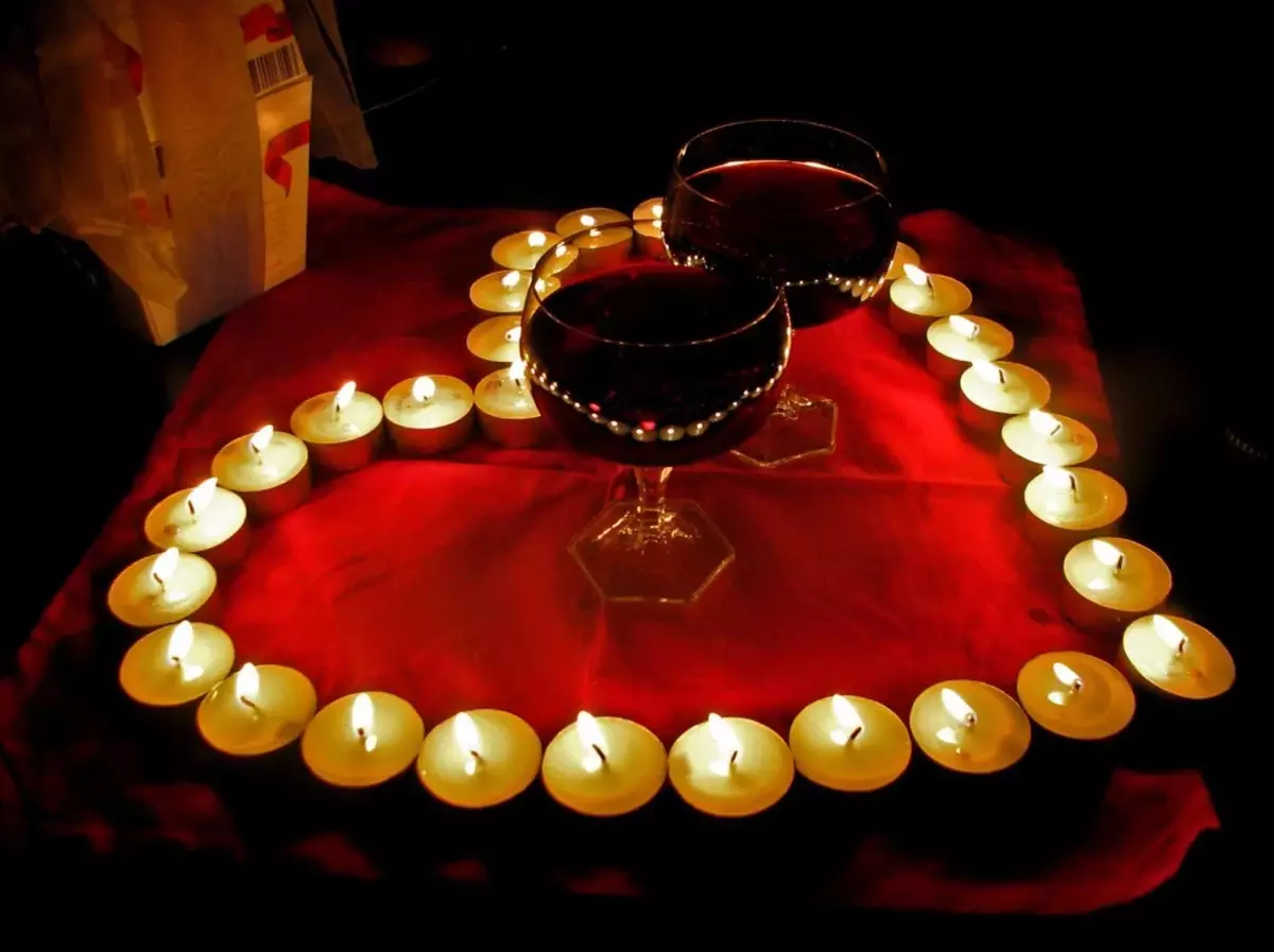 How to decorate the house with candles on February 14?