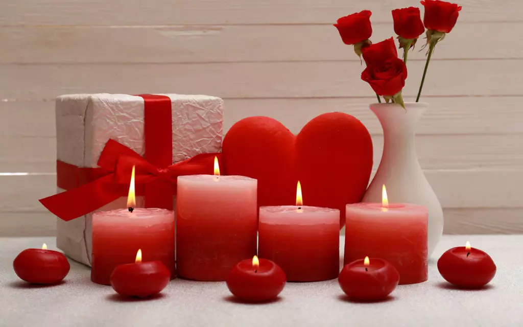 Како да се украсуваат куќата со свеќи на 14 февруари?