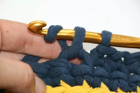 பயன்பாட்டு Needlework: பழைய விஷயங்களில் இருந்து வீட்டிற்கான மேட்டுகள் செய்யுங்கள்