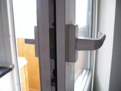 Regler som angir låsen på døren