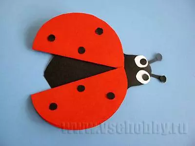 ఫోటోలు మరియు వీడియోతో రంగు కాగితం నుండి ladybugs యొక్క ఉపకరణం