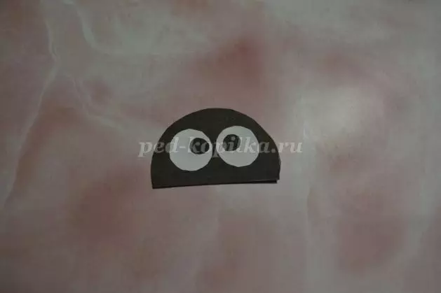 사진 및 비디오가있는 컬러 종이에서 무당 벌레의 Applique