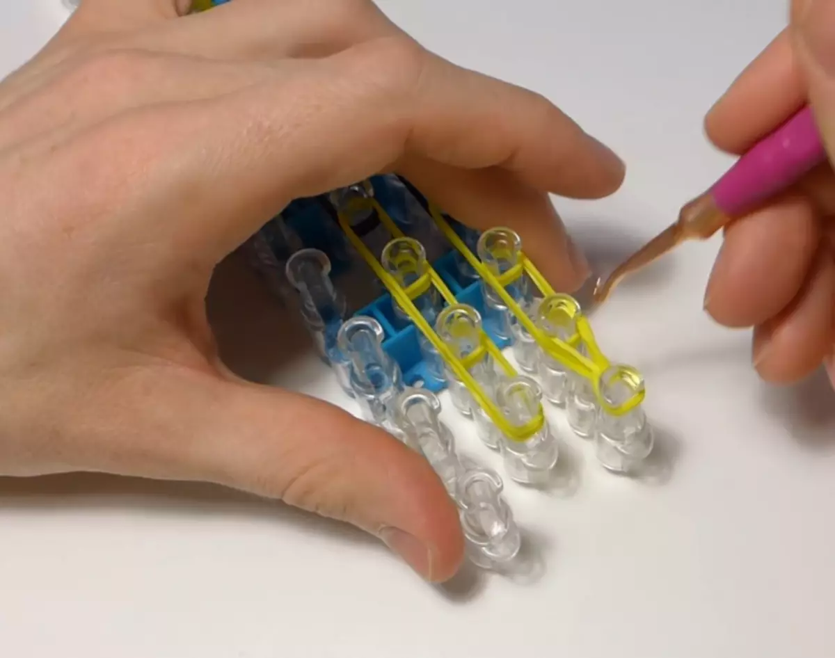 Tissage du caoutchouc sur la machine pour débutants: figures et bracelets avec photos