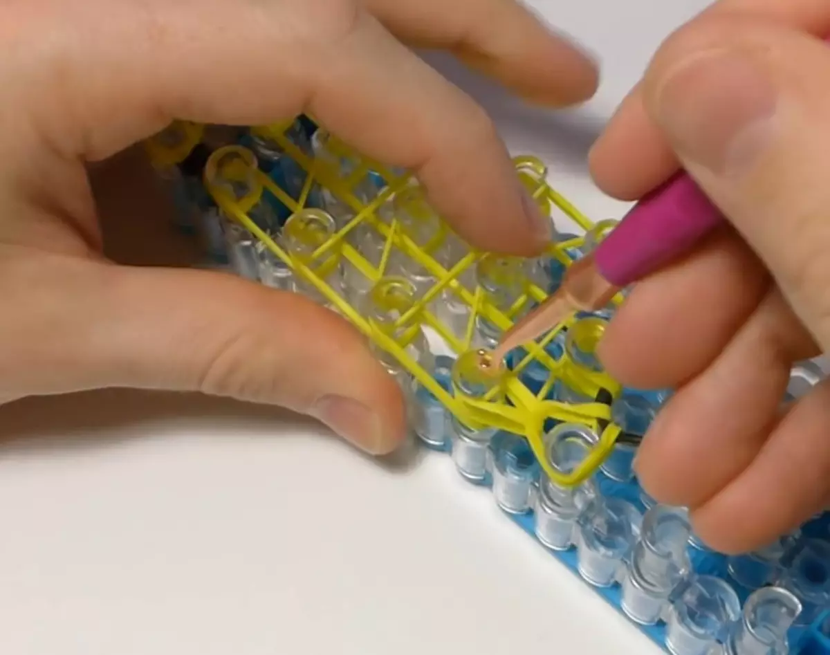 Weven van rubber op de machine voor beginners: figuren en armbanden met foto's