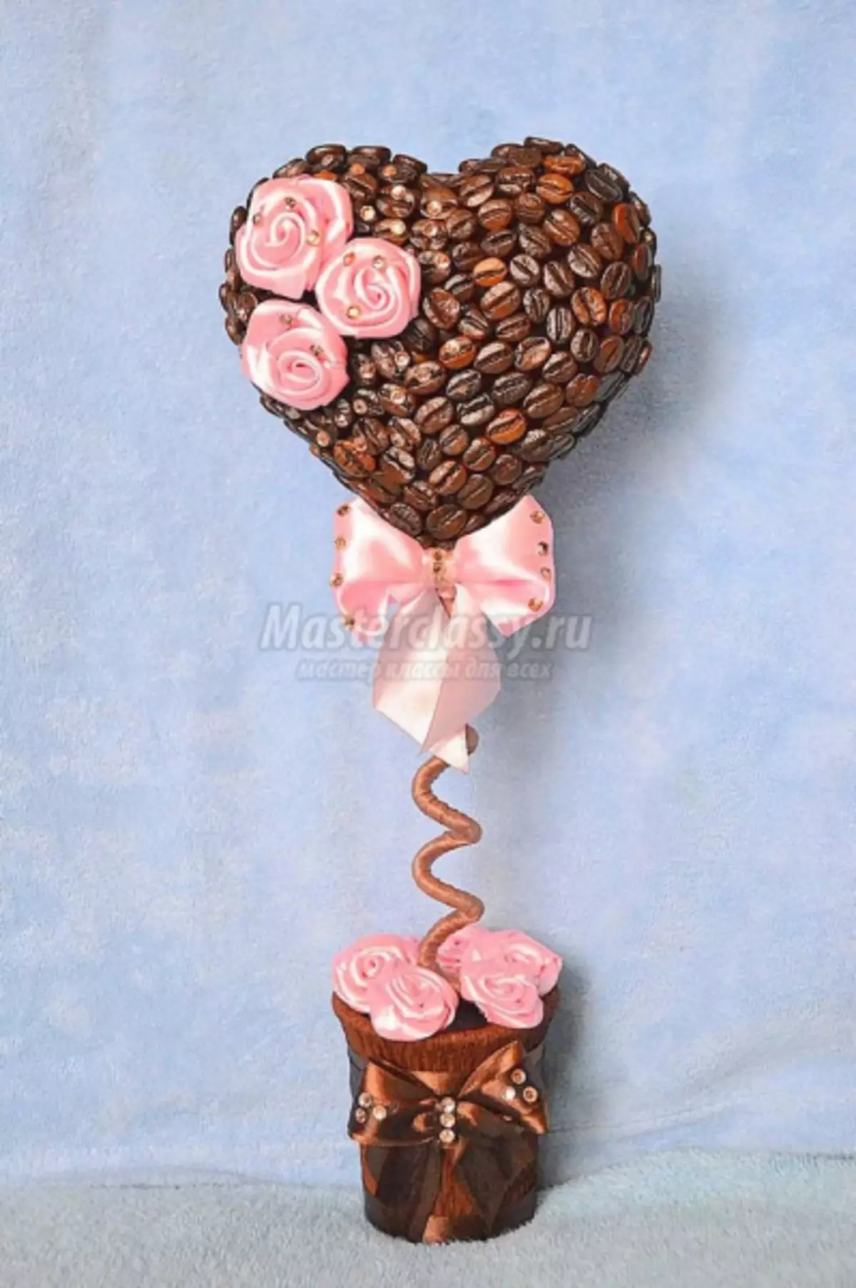 Topikia kopi dan bunga dalam bentuk hati dengan foto dan video