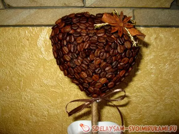 Topien av kaffe og blomster i form av et hjerte med et bilde og en video