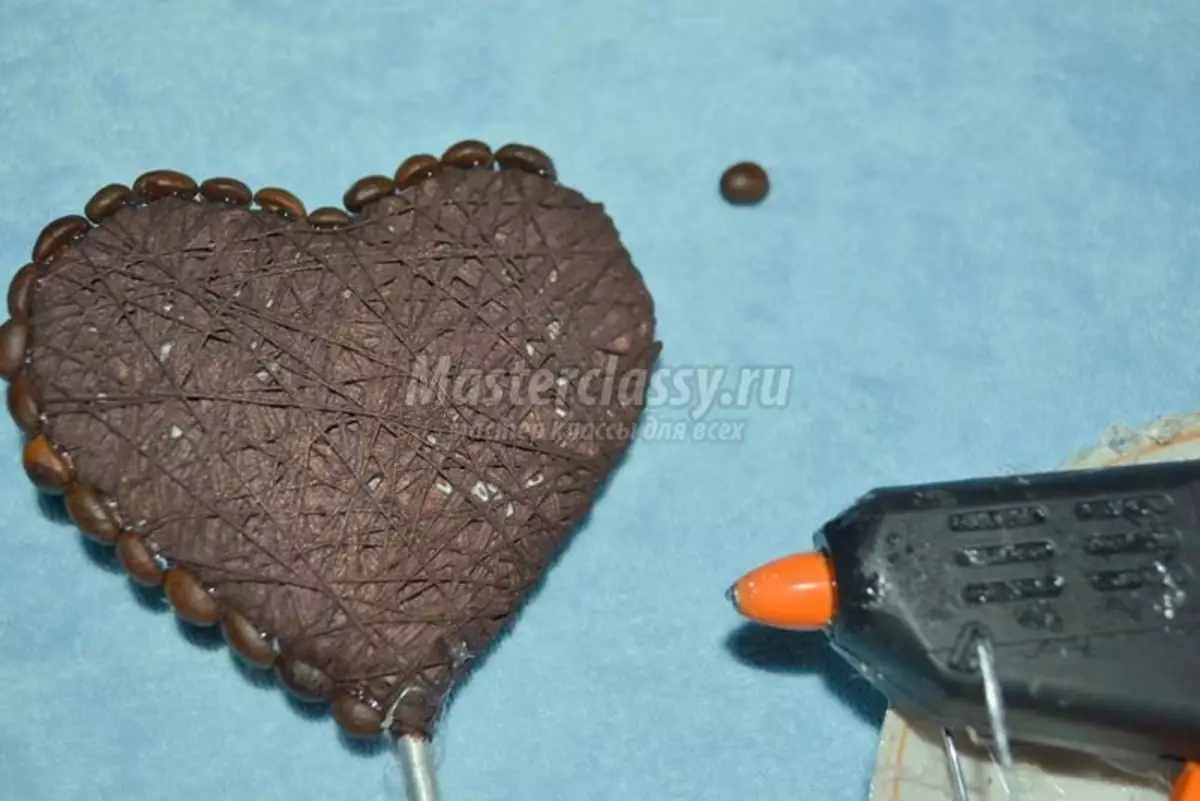 טופיקיה של קפה ופרחים בצורה של לב עם תמונה ווידאו