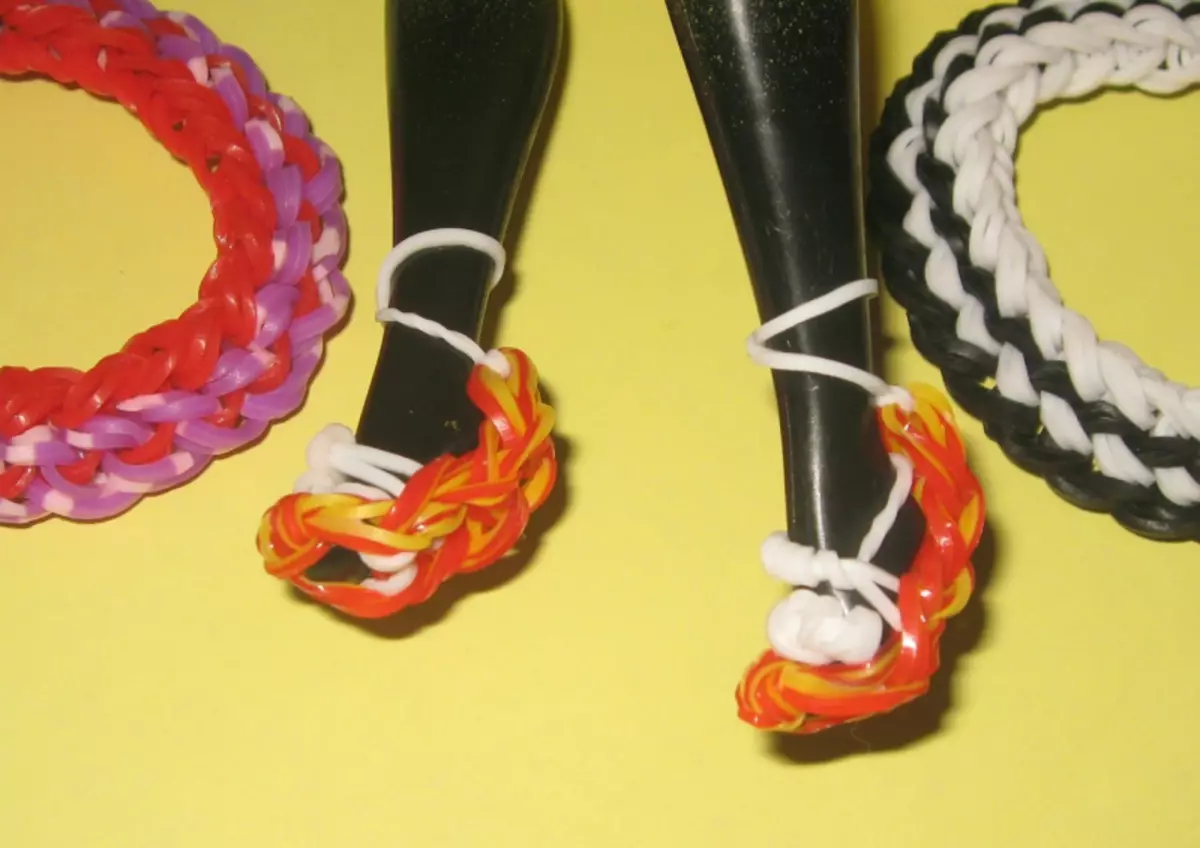 A gumiból származó szövés: Ruhák a babákhoz Barbie és Monster High with video