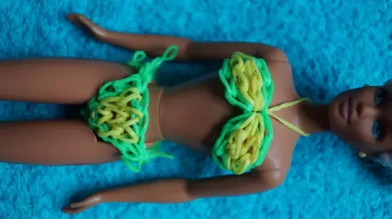 Weef van Rubber: Klere vir poppe Barbie en Monster Hoog met video
