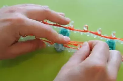 Weaving nga gome: rroba për kukulla Barbie dhe përbindësh të lartë me video
