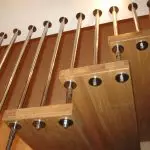 Trappe på en metallisk ramme: Funktioner ved fremstilling og trimtræ