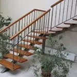 Shkallët në një kornizë metalike: tiparet e prodhimit dhe pemës trim